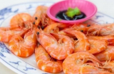 Luộc tôm đừng luộc bằng nước lã, khi nhớ 3 điểm để thịt tôm mềm, dai và không tanh chút nào