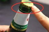 Nắp chai bia có một điểm nhỏ, cứ nhắm vào đấy là bật nắp dễ dàng, chẳng cần dụng cụ phức tạp