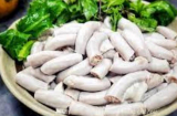 Lòng lợn luộc đừng chỉ thả vào nồi nước sôi: Bỏ thêm thứ này lòng trắng tinh, giòn sần sật, hết sạch mùi hôi