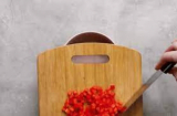 Vì sao trên thớt luôn có một lỗ tròn nhỏ? Bao nhiêu năm nay, giờ tôi mới biết công dụng thực sự của nó