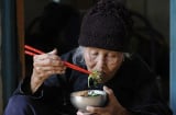 Về già, nếu vợ hoặc chồng có ra đi trước, hãy dựa vào 2 người này