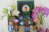 Đừng cắm hoa cúc, hoa ly lên bàn thờ mãi: Đây mới là loại hoa rước may mắn, tài lộc ào ào vào nhà