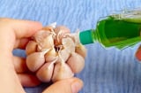 Nhỏ vài giọt dầu gió lên tỏi, giải quyết nhiều vấn đề nan giải, đàn ông hay phụ nữ đều học theo
