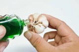 Đổ dầu gió lên tỏi: Mẹo đơn giản giải quyết vấn đề lớn, nam hay nữ đều cần đến