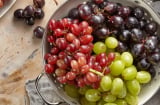 Nho mua về đừng chỉ rửa với nước, làm ngay bước này để yên tâm ăn hết cả vỏ mà vẫn an toàn