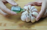 Đổ dầu gió lên tỏi: Mẹo nhỏ mà giải quyết vấn đề lớn, cả đàn ông và phụ nữ đều thích