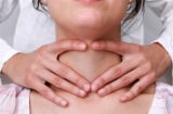 Tủ lạnh nhà ai cũng có 3 món này, vứt bỏ càng sớm càng tốt kẻo có ngày mắc K tuyến giáp