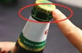 Nắp chai bia có một điểm nhỏ, cứ nhấn vào là mở dễ dàng, phụ nữ cũng làm ngon ơ
