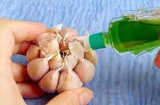 Đổ dầu gió lên tỏi: Mẹo đơn giản giải quyết rắc rối cả nam và nữ đều mắc phải