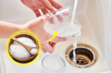 Ly thuỷ tinh xỉn màu, rửa mãi vẫn vàng đục: Đổ một thứ này vào là trong veo, sáng bóng như mới