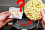 Nấu mì ăn liền, thả gói gia vị vào trước hay cho mì vào trước? Tưởng dễ mà 99% đang làm sai
