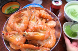 Chớ vội đổ nước lã vào luộc tôm, dùng loại nước này để tôm đỏ đậm, ngọt thịt, không tanh