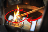Thầy phong thủy bảo: Thắp hương kỵ nhất là không cháy hết, gia chủ dễ gặp tai ương