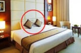 Vì sao phòng khách sạn nào cũng có 4 chiếc gối trên giường: Không phải trang trí, đây mới là tác dụng thực sự