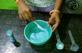 Pha xà phòng chung với đường, đem đặt ở góc nhà, công dụng quý ai biết cũng thích