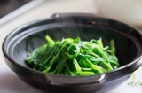 Luộc rau muống chớ vội thả ngay vào nồi: Cho thứ này vào trước rau mới xanh giòn, không lo bị thâm đen