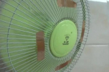 Dán miếng urgo lên quạt điện trong mùa hè, lợi đơn lợi kép nhiều người không hay biết