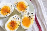 Cách luộc trứng lòng đào đơn giản, chỉ vài phút là có ngay quả trứng dẻo thơm, bóc vỏ dễ như không