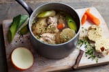 Hầm nước xương đừng tưởng cho muối lúc nào cũng được, học ngay cách này để nước xương vừa trong vừa đậm đà