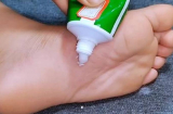 Trước khi đi ngủ, cứ bôi kem đánh răng vào lòng bàn chân, công dụng bất ngờ, nhiều người học theo