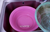 Rổ rau để lâu bẩn và khó rửa, ngâm cùng thứ này, để 5 phút là trông như mới