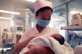 Sau khi em bé chào đời, ai được ôm bé đầu tiên? Vận số tốt phải tránh xa 2 kiểu