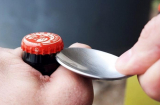 Nắp chai bia có một điểm nhỏ, nhắm vào đấy là bật nắp dễ dàng, không cần dùng dụng cụ phức tạp