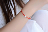 Con gái nên đeo vòng tay bên trái hay bên phải để gặp may mắn? Các cụ dặn phải tránh điều này