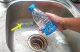 Lấy chai nhựa cắt đôi đặt vào bồn rửa bát: Lợi ích tuyệt vời, biết được ai cũng muốn làm theo