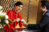 Lễ tân khách sạn vất vả, lương chưa đến 10 triệu/tháng, tại sao các cô gái trẻ vẫn đua nhau làm?