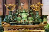 Lọ hoa trên bàn thờ nên đặt bên trái hay bên phải mới hút lộc: Tưởng đơn giản nhưng nhiều nhà vẫn làm sai