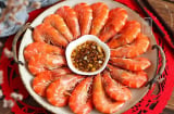 Luộc tôm nên dùng nước nóng hay nước lạnh? Đây mới là thứ nước giúp tôm đỏ au, ngọt thịt, không tanh chút nào
