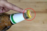 Nắp chai bia có một điểm nhỏ, nhắm vào là bật nắp dễ dàng, phụ nữ cũng làm ngon ơ