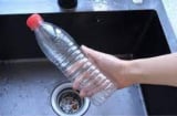Cắt đôi chai nhựa rồi đặt vào bồn rửa bát: Công dụng rất hay, biết được ai cũng muốn học theo