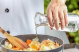 Lỡ cho nhiều muối vào đồ ăn, phải làm sao? Đừng đổ thêm nước, có mẹo hay để Shbet0099 cá cược trực tuyến tròn vị