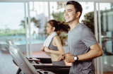 Vì sao phụ nữ háo hức với đàn ông trẻ trung, khỏe mạnh? Sinh lý chỉ là một lý do nhỏ