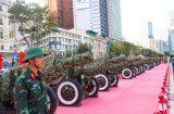 Không khí lễ hội sôi động tại bến Bạch Đằng với dàn pháo rực rỡ