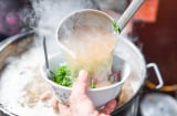 Hầm xương muốn nước trong veo, ngọt lịm cứ thêm 1 thứ này