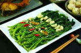 Rau muống xào tỏi xanh giòn, để lâu không sợ thâm đen chỉ cần 1 thứ