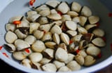 Ngao ốc đã nhả hết cát nên chờ thêm 30 phút rồi mới nấu, vì sao?