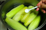 Luộc ngô đừng vội bóc sạch vỏ, thêm 1 thứ ngô ngọt dẻo thơm