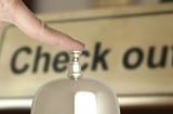 Thuê phòng khách phải, khách phải trả phòng trước 12h, nhận từ 14h, vì sao?