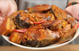 Vò nắm lá này rồi thả vào nồi, kho cá không tanh, chắc thịt, thơm ngon đậm đà
