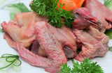 Vì sao thịt chim bồ câu phải dìm trong nước, xào rau răm?