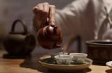 Vì sao rót trà phải cho cốc vào nước nóng trước?