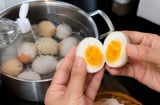 Luộc trứng thêm thứ này vỏ tự động bong ra, lòng đỏ dẻo quánh