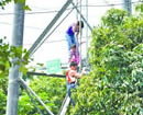 Hai mẹ con làm xiếc trên cột điện cao thế