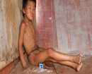 Bé 8 tuổi bị bố mẹ xích ở cửa sổ 3 năm