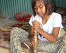 Bé gái bệnh tật nuôi hai em mồ côi đi học