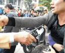 Dân chơi lớn giọng, hất hàm thách đố công an